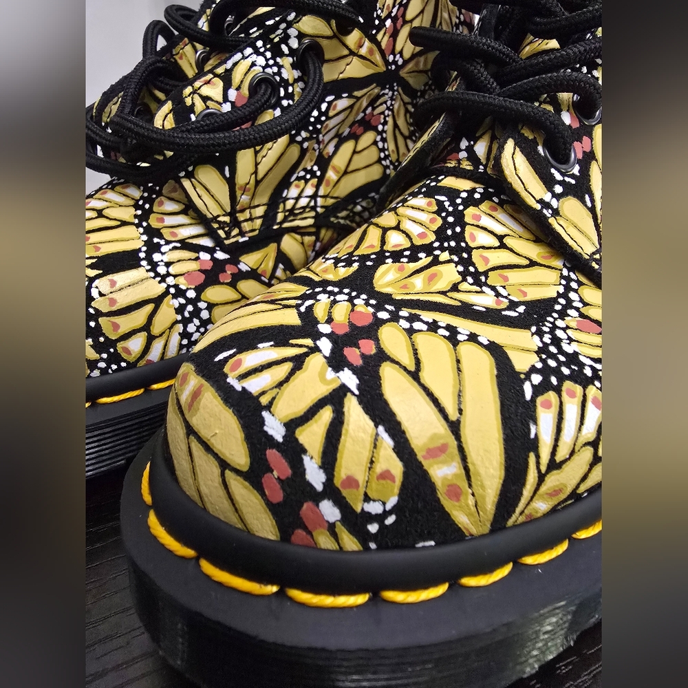 NEW Womens Dr. Martens 1460 Eye Boot Butterfly Yellow Boots Shoes Sz 6 - Picture 2 of 15